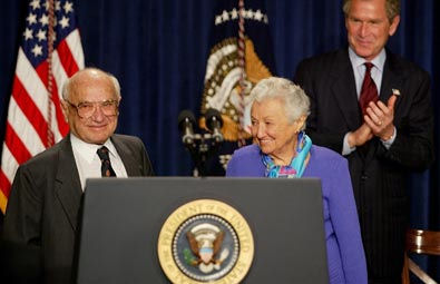 Homenaje del presidente Bush a Friedman en el 2002, cuando cumplió 90 años. A su lado su esposa y colega Rose Friedman
