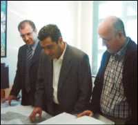 El alcalde, Quintas y un miembro del equipo redactor, en la entrega del plan.