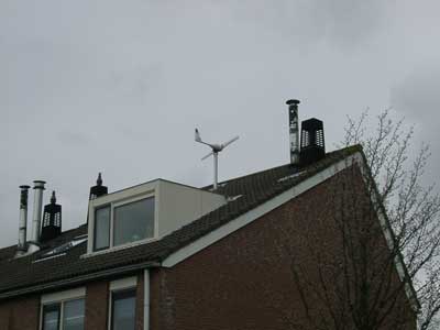 Un diminuto aerogenerador de la empresa alicantina Bornay, instalado en un tejado de una vivienda holandesa.